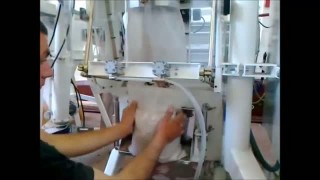 Фасовка и упаковка костной муки в мешки по 10 кг автоматическим оборудованием