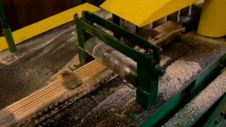 видео работы станка ребровогорбыльный ГРТМ-500 (для переработки горбыля в обрезную и тарную доску)
