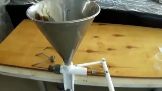 Видео работы на продукте  шприца дозатора и начинконаполнителя поршневого,  ручного для крема и начи