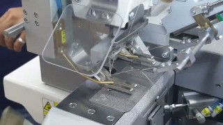 Швейный автомат BT2N-SIP SIPAMI для притачивания шлевок предварительно пришитых с одной стороны к поясу брюк или джинс