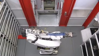 Hermle C30U machining center is loaded by a KUKA KR 210 - Роботы