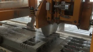 Пила автоматическая для резки пустотных плит в процессе производства методом безопалубочного формования