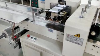 Горизонтальная упаковочная машина ФЛОУ-ПАК для нестандартных продуктов FM-350 с нижней подачей пленки